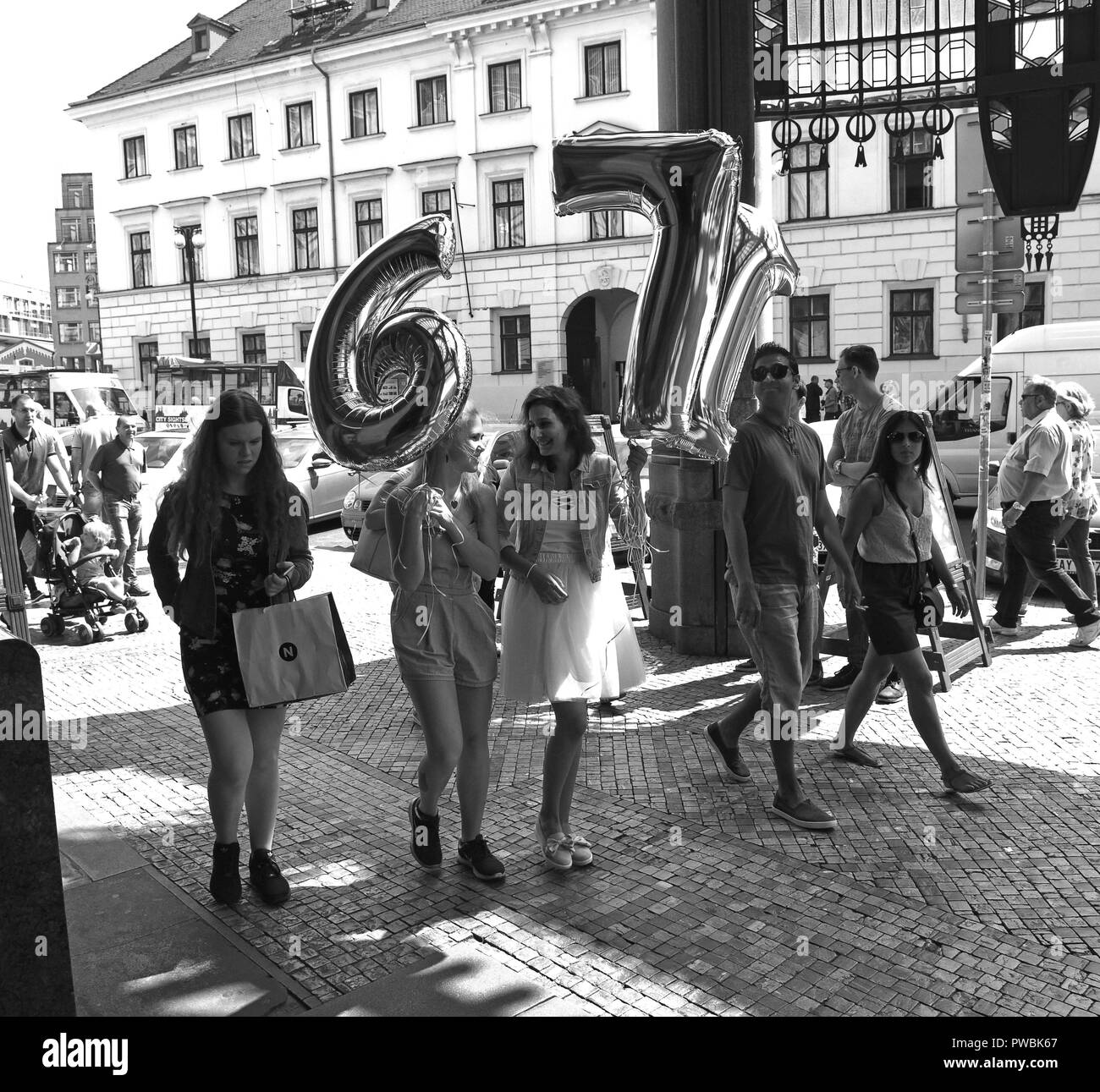 Les jeunes adolescentes avec des ballons d'anniversaire à Prague Banque D'Images