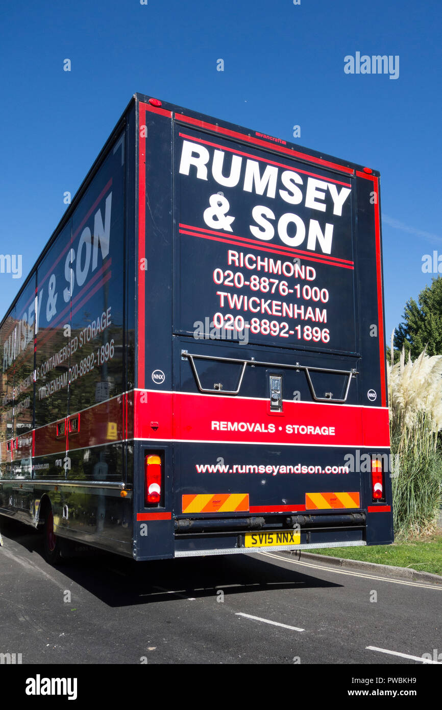 Rumsey & Son camion dans la banlieue ensoleillée Banque D'Images