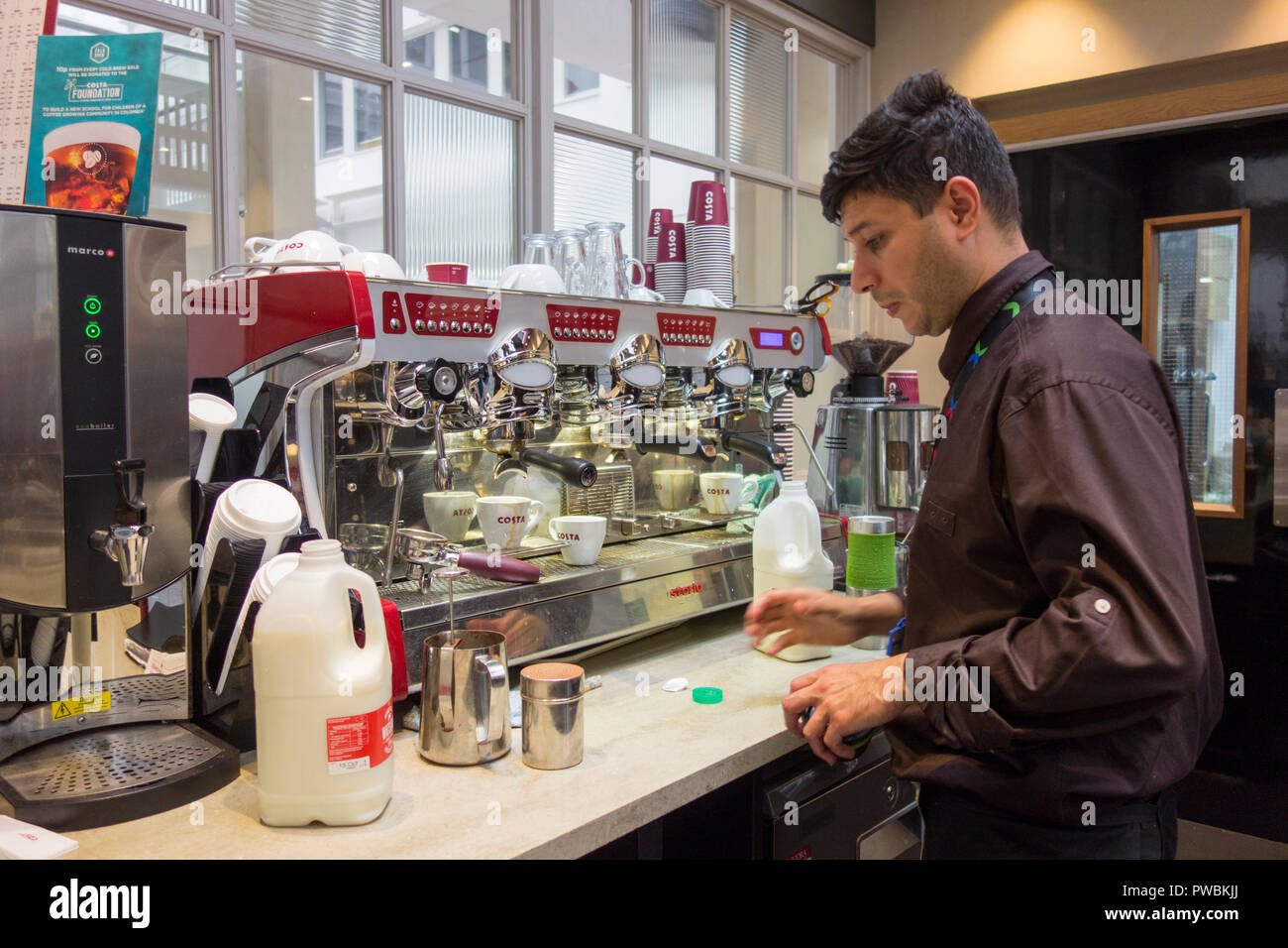 Un barista café Costa à l'œuvre, London, UK Banque D'Images