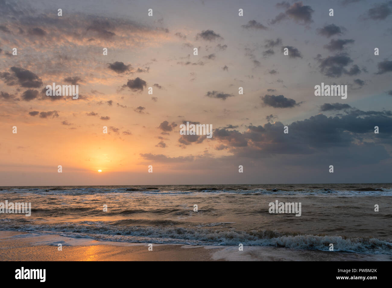 Avec l'horizon de surface de la mer, le coucher de soleil et nuages Banque D'Images