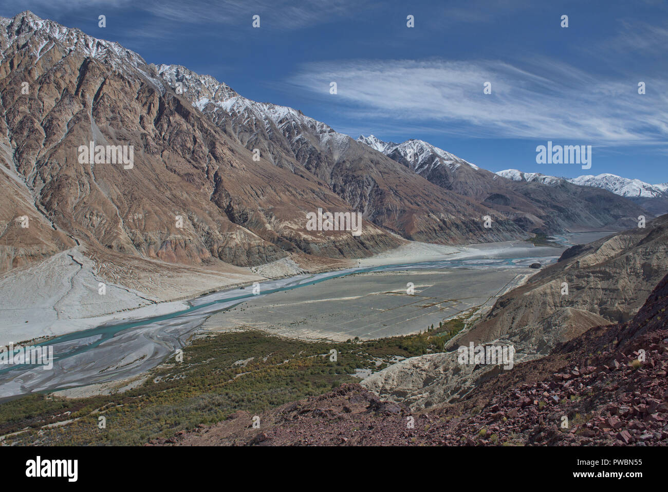 Les beaux fleuves Shyok River et plage de Karakoram, Vallée de Nubra, Ladakh, Inde Banque D'Images