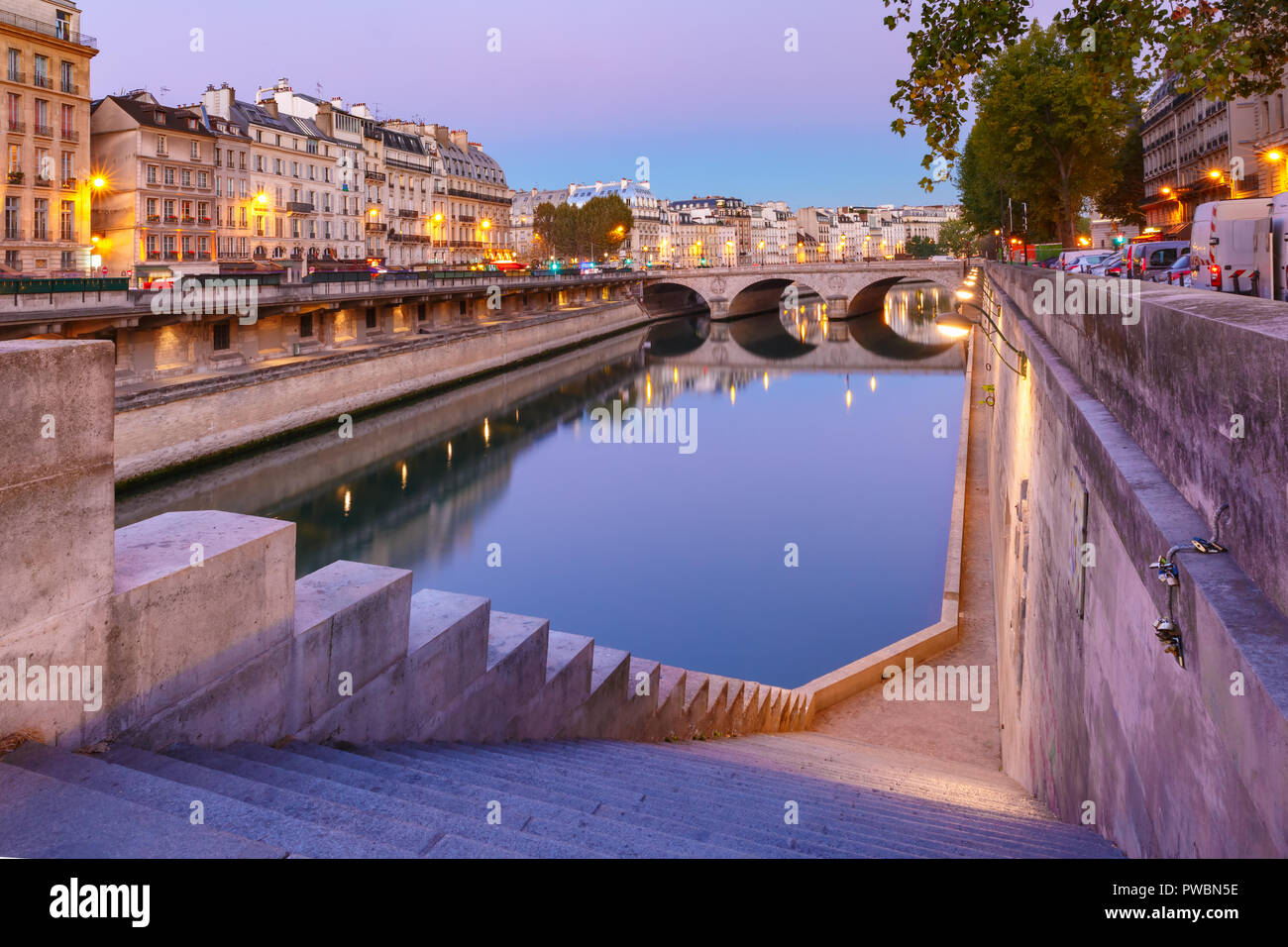 Nuit Seine et Pont Neuf, Paris, France Banque D'Images