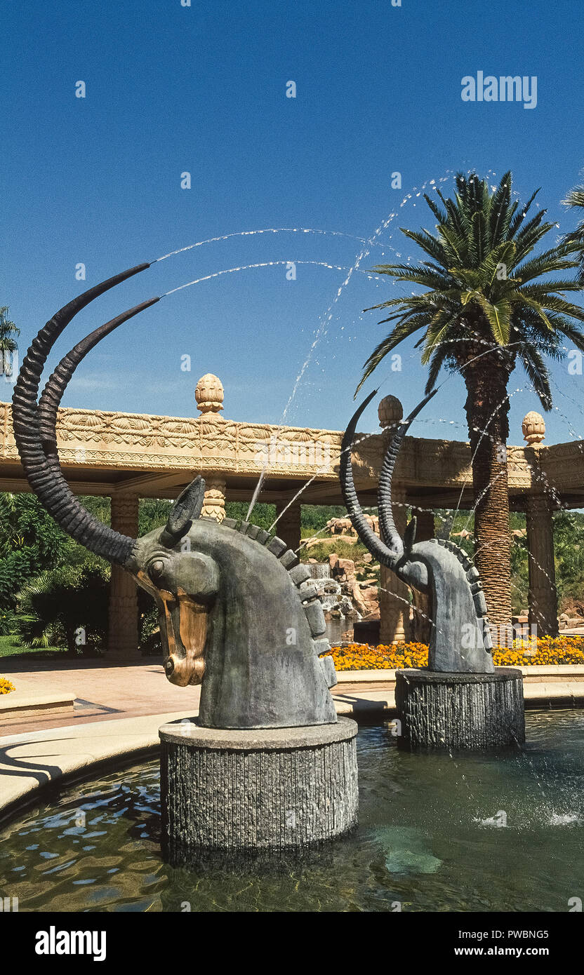 Une fontaine d'eau de pulvérisation les cornes et chefs d'antilopes sable est parmi les attractions de plein air à Sun City, un complexe de vacances de renommée mondiale, dans la province du nord-ouest de l'Afrique du Sud. Le célèbre jeu pour enfants offre aux vacanciers tout d'un parc aquatique avec une piscine à vagues, terrains de golf, un casino, des balades en montgolfière, des animaux et même des safaris dans le parc de jeux adjacente. Banque D'Images