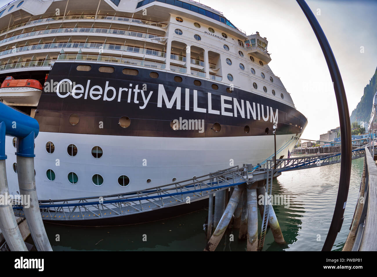 Pier et Celebrity Millennium bateau de croisière, la ville et l'Arrondissement de Juneau, capitale de l'Alaska, USA Banque D'Images