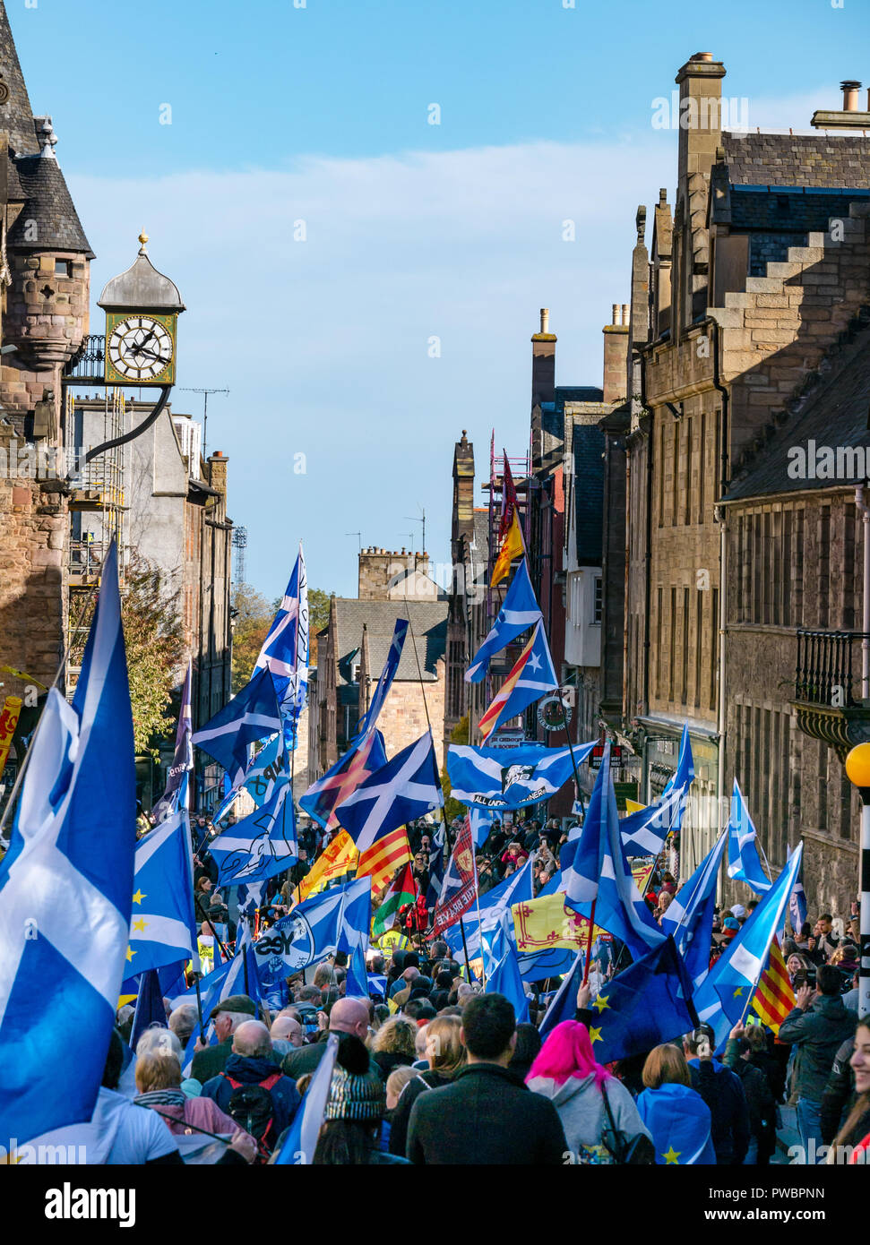 Des personnes portant des drapeaux nationaux défilant sous un seul Banner AUOB Scottish Independence Canongate, Royal Mile, Edinburgh, Écosse, Royaume-Uni Banque D'Images