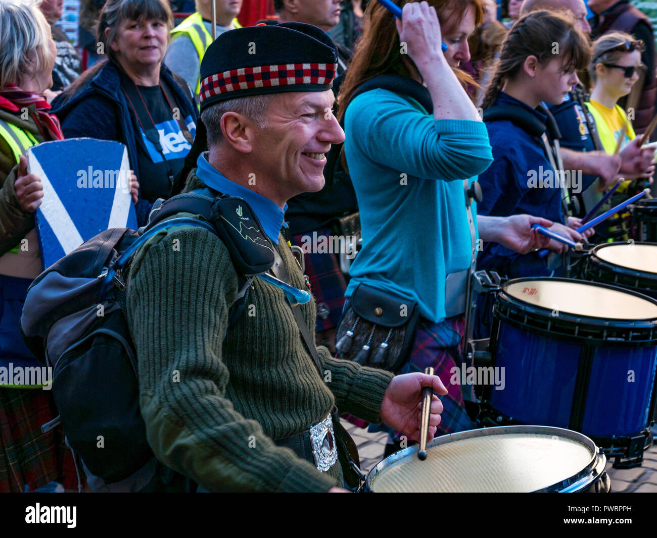 Marche à tous les batteurs sous une même bannière l'indépendance écossaise mars 2018, Royal Mile, Édimbourg, Écosse, Royaume-Uni Banque D'Images