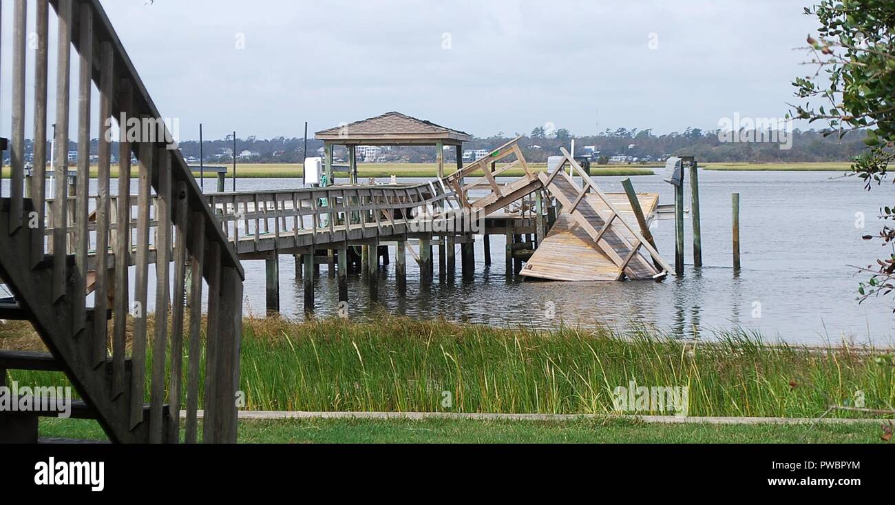 Beach front plate-formes et des quais endommagés et détruits à la suite de l'ouragan Florence le 24 septembre 2018 à North Topsail Beach, Caroline du Nord. Banque D'Images