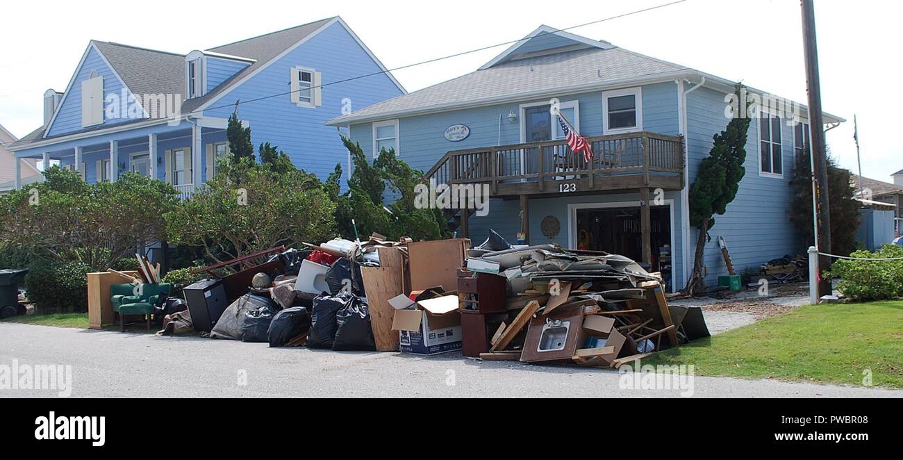 Dommages aux maisons en bord de mer à la suite de l'ouragan Florence le 24 septembre 2018 à Topsail Beach, Caroline du Nord. Banque D'Images