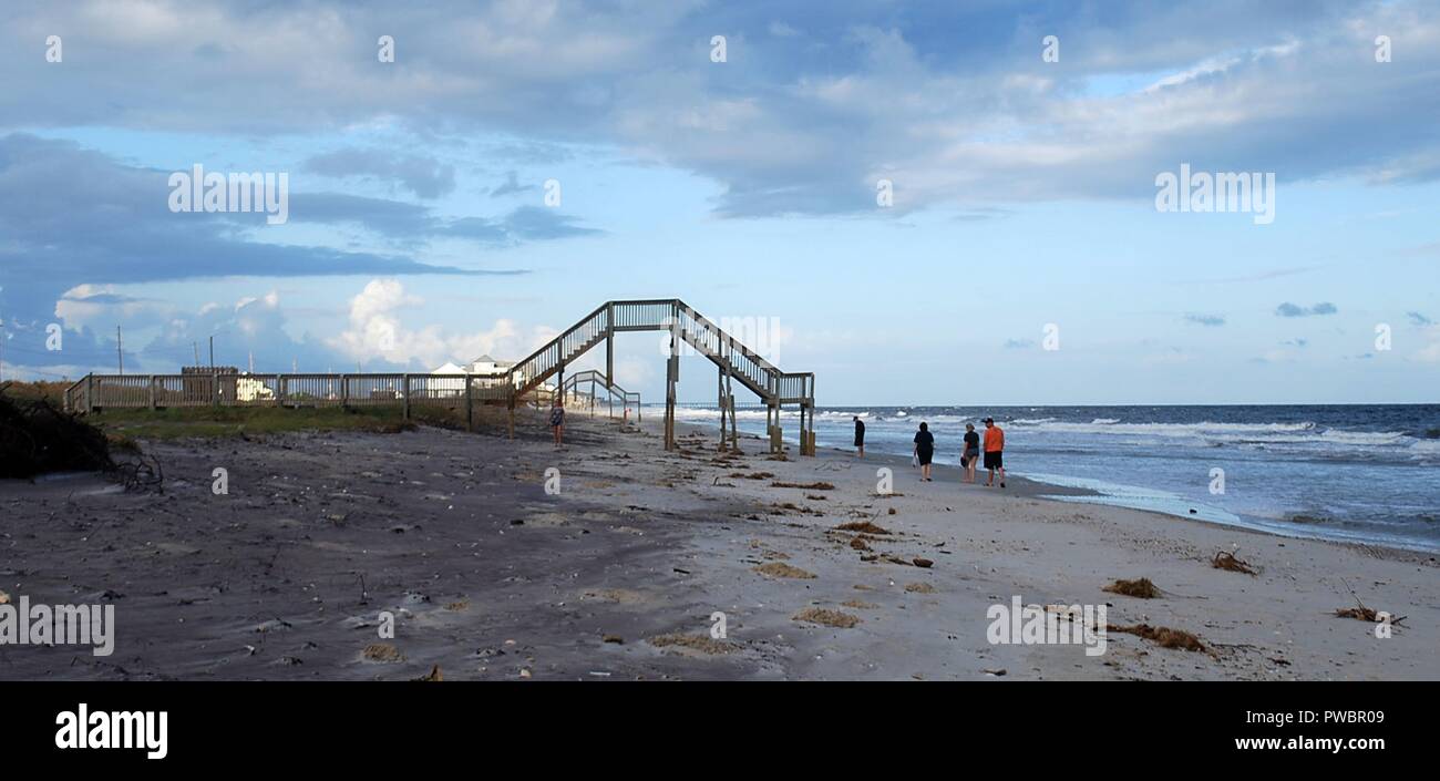 Maisons de front de mer se trouve à chantilly entièrement ne laissant que leur passerelle et le pont dans la foulée de l'ouragan Florence le 24 septembre 2018 à North Topsail Beach, Caroline du Nord. Banque D'Images