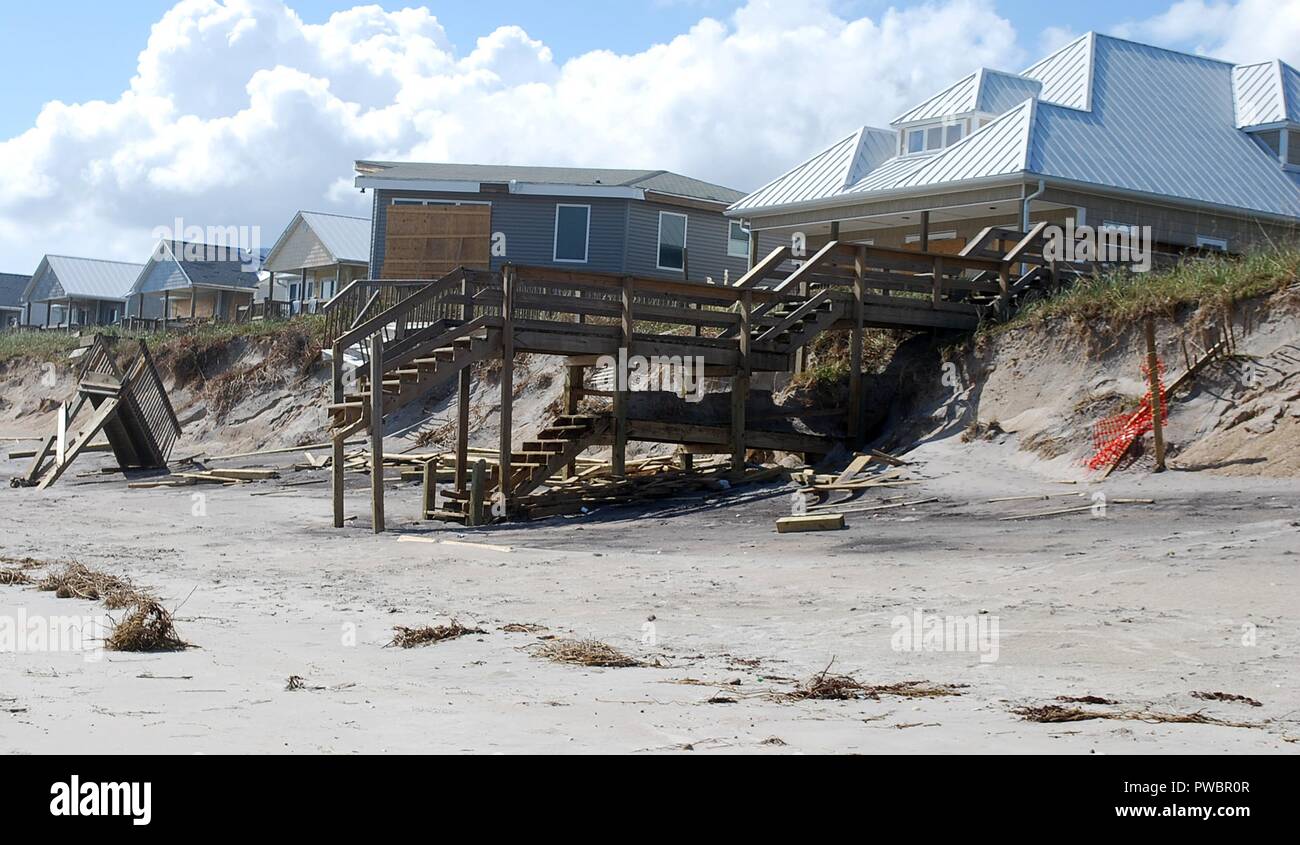 Dommages aux maisons en bord de mer à la suite de l'ouragan Florence le 24 septembre 2018 à Topsail Beach, Caroline du Nord. Banque D'Images