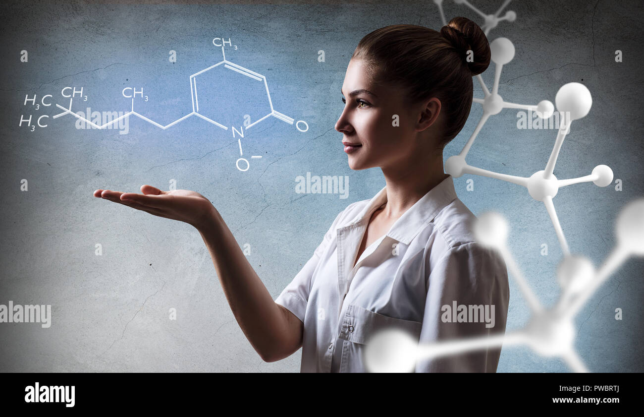 Femme médecin molécule présente la chaîne. Banque D'Images
