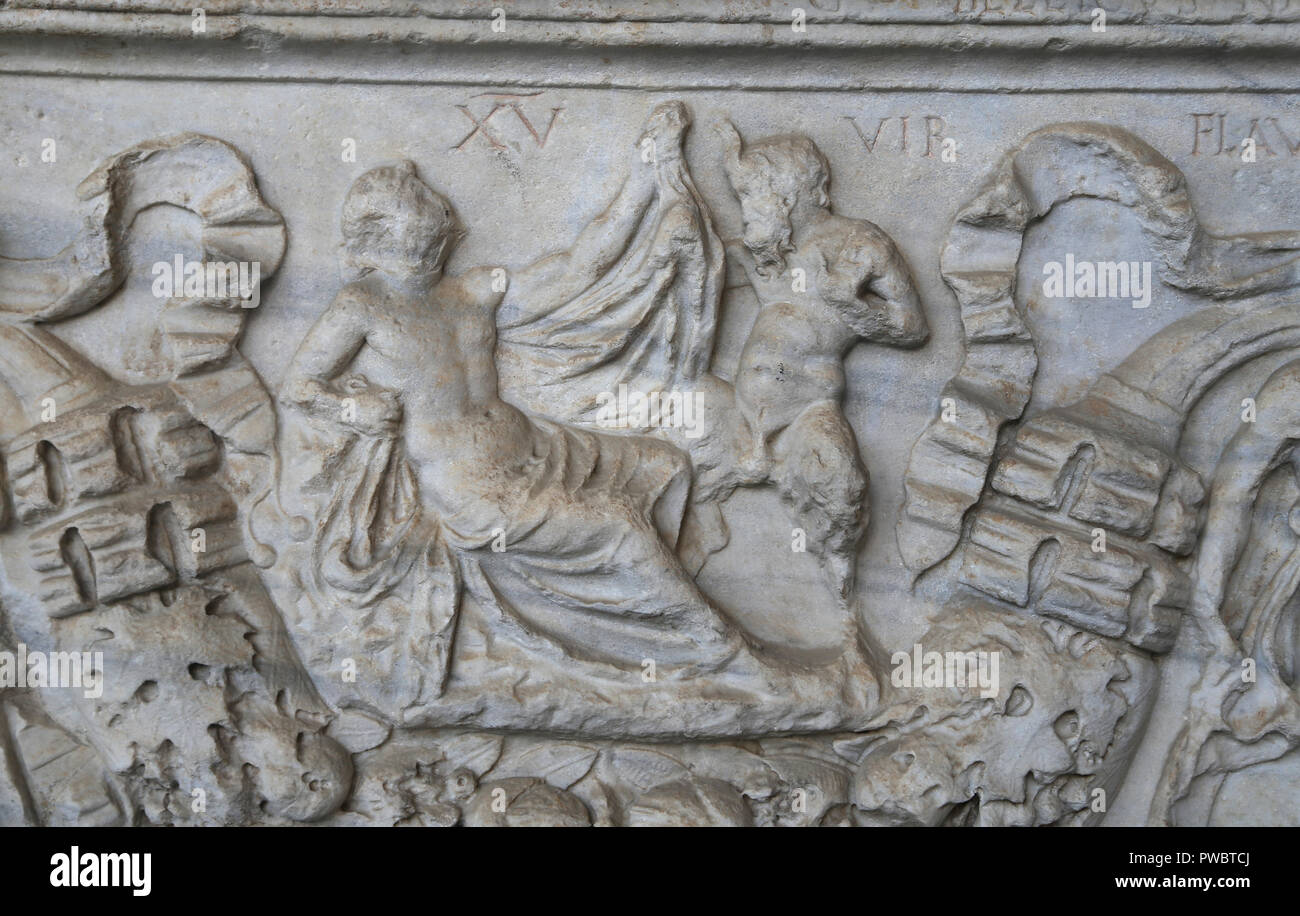 L'Italie. Pise. Camposanto. Sarcophage romain. Détail : Panisco assis avec l'hermaphrodisme. Ca.125. Banque D'Images