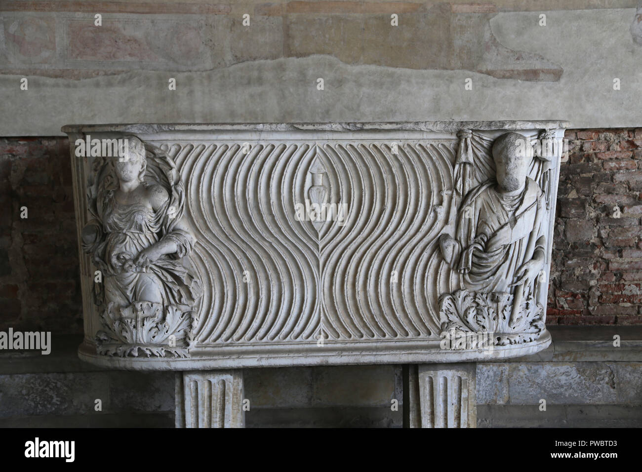 L'Italie. Pise. Camposanto. Sarcophage romain. Strigilated l'ornement et portrait de défunt. Période Impériale. Banque D'Images