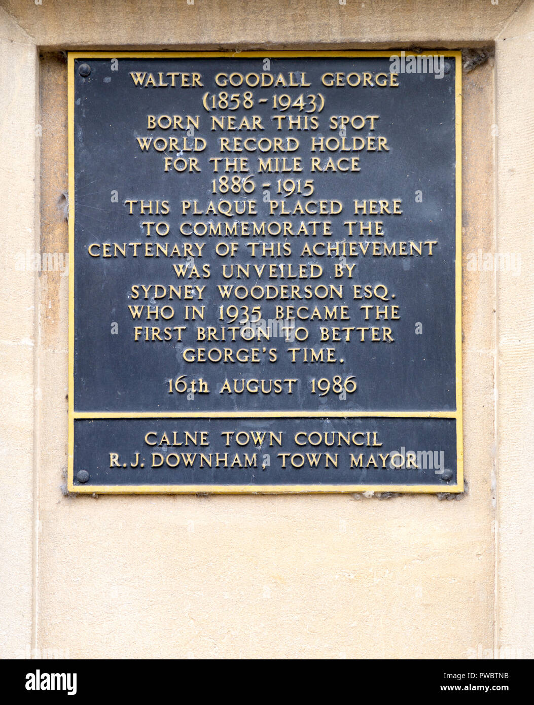 Plaque commémorative à Walter Goodall George (1858-1943), mile race détenteur du record du monde (1886-1915), Calne, Wiltshire, England, UK Banque D'Images