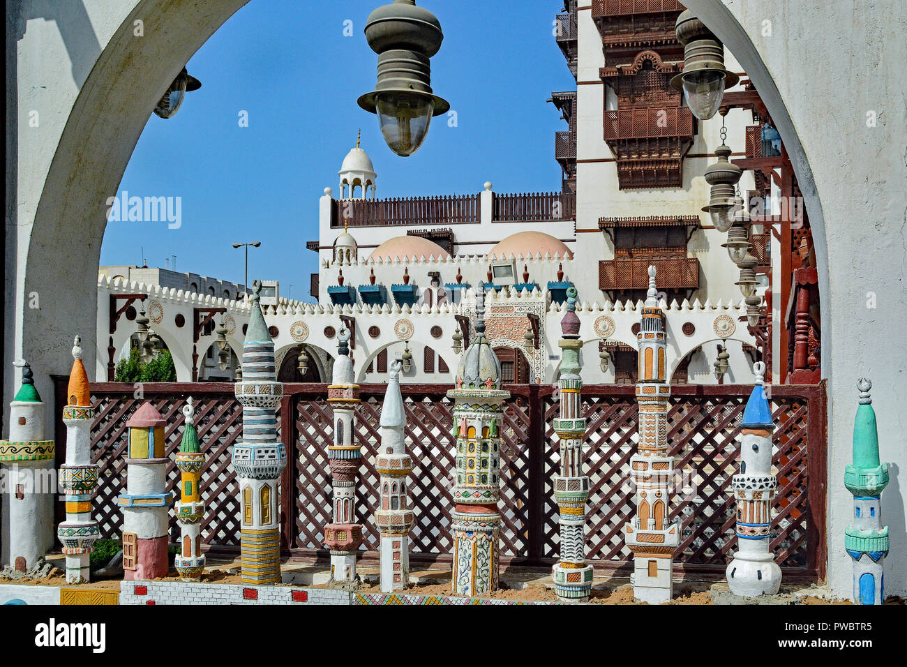 Les minarets de sable dans archway - Jeddah, Arabie saoudite. Banque D'Images