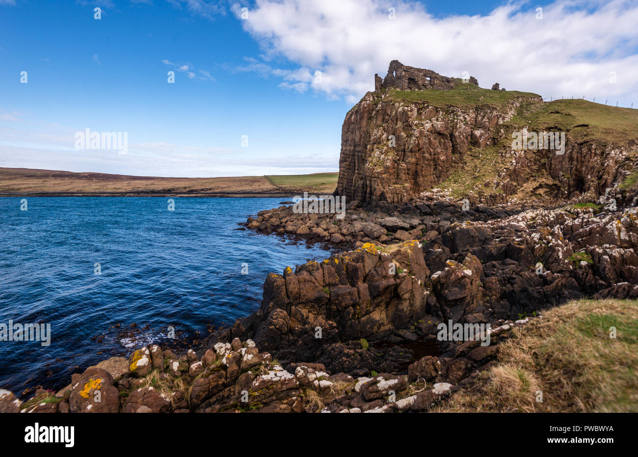 Ruines du château de Duntulm sur une falaise escarpée, rivage de l'ilse de Skye, Écosse, Royaume-Uni Banque D'Images