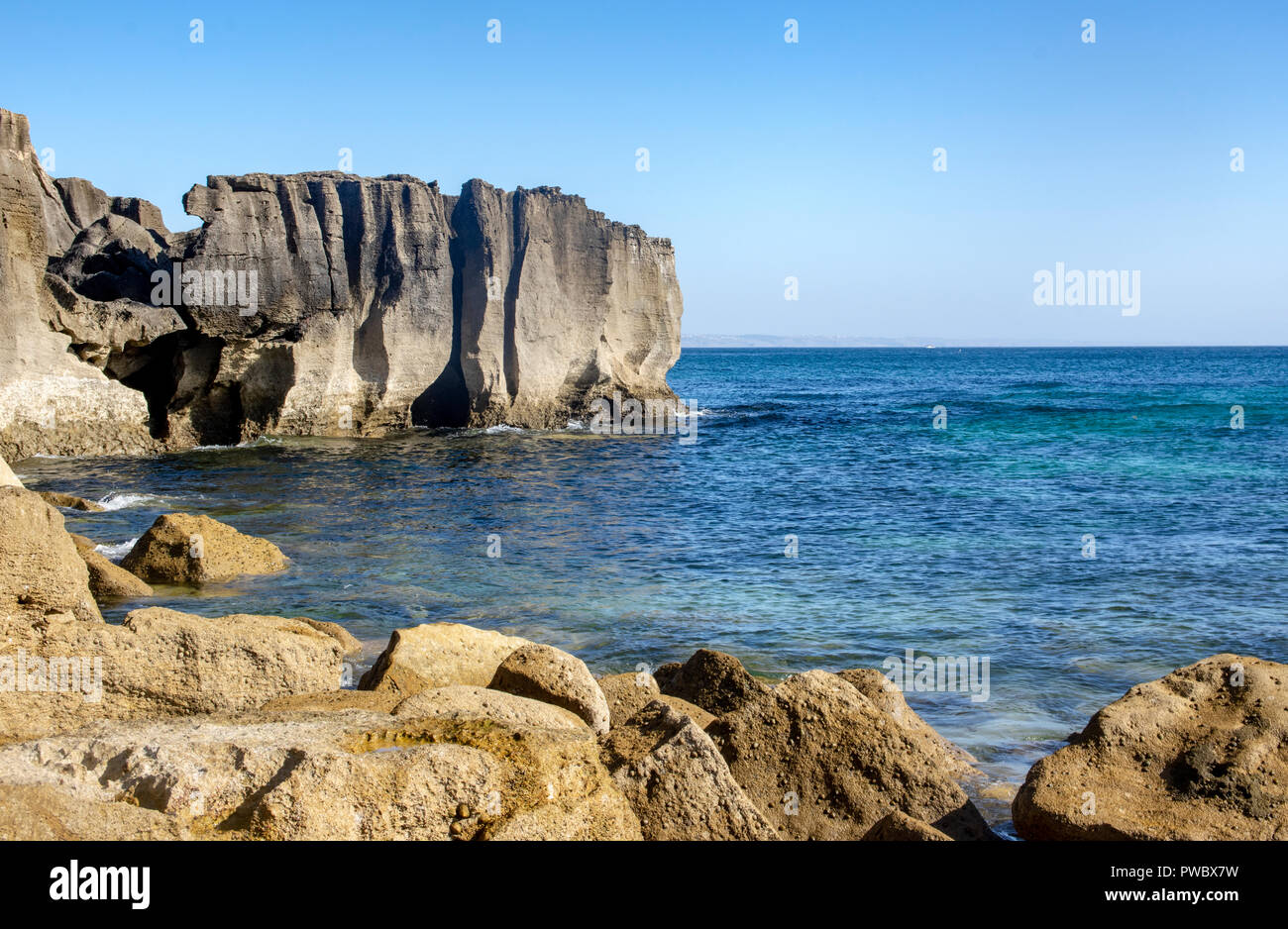 Les roches dans Praia Porto de Areia Sul beach, Peniche, Portugal Banque D'Images