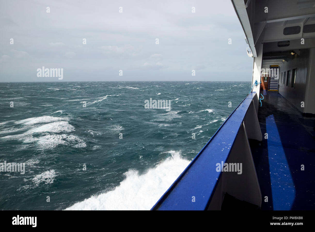 Stena Line ferry faisant la traversée de la mer irlandaise rugueux pendant les Banque D'Images