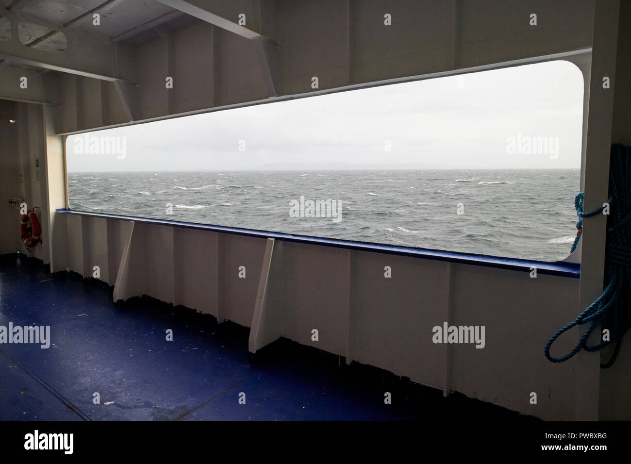 Stena Line ferry faisant la traversée de la mer irlandaise rugueuse pendant une tempête en passant l'île de Man Banque D'Images