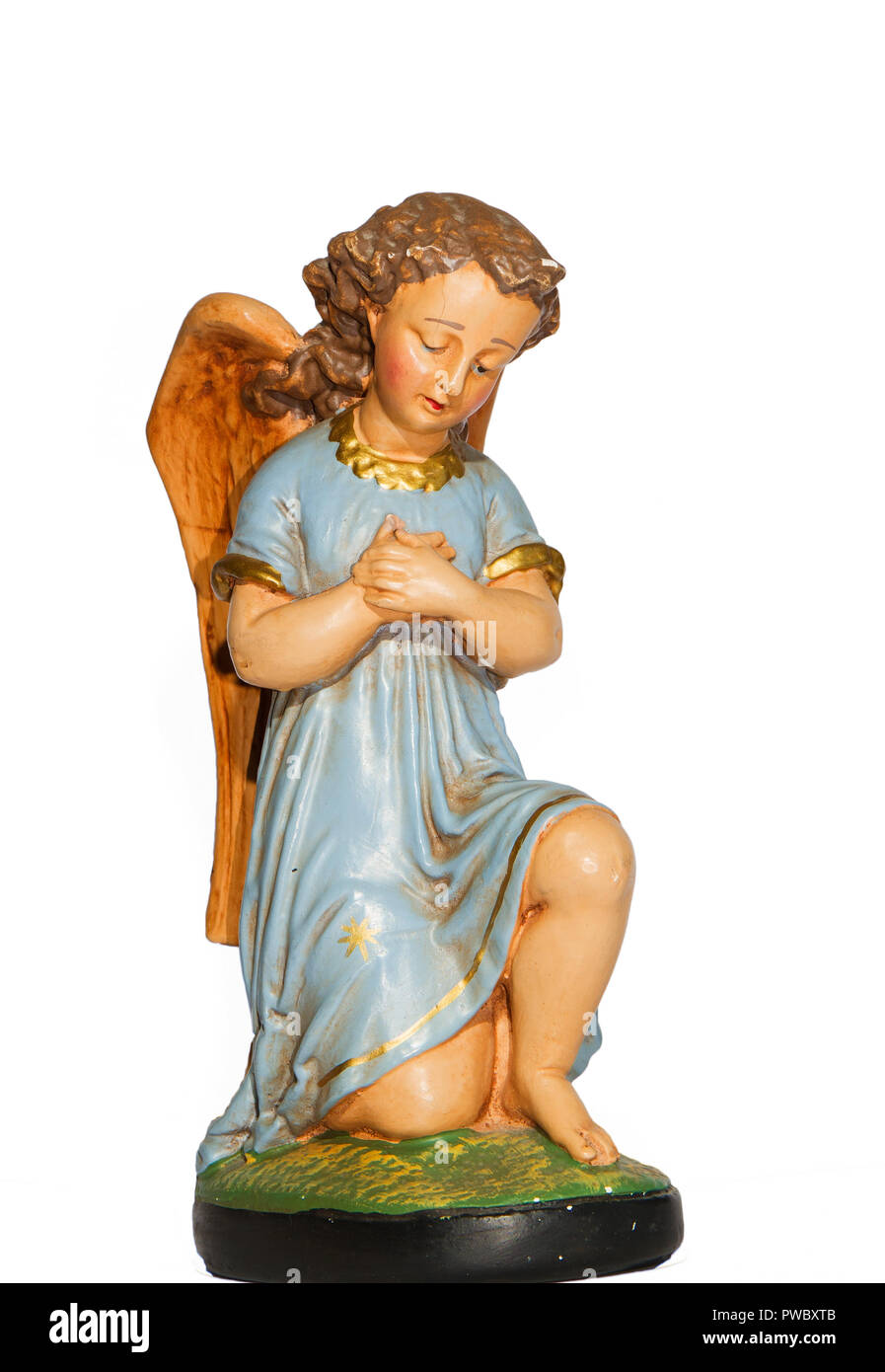 Ange en prière avec robe bleue, gypse, statue en plâtre de et peint à la main, isolé sur fond blanc Banque D'Images