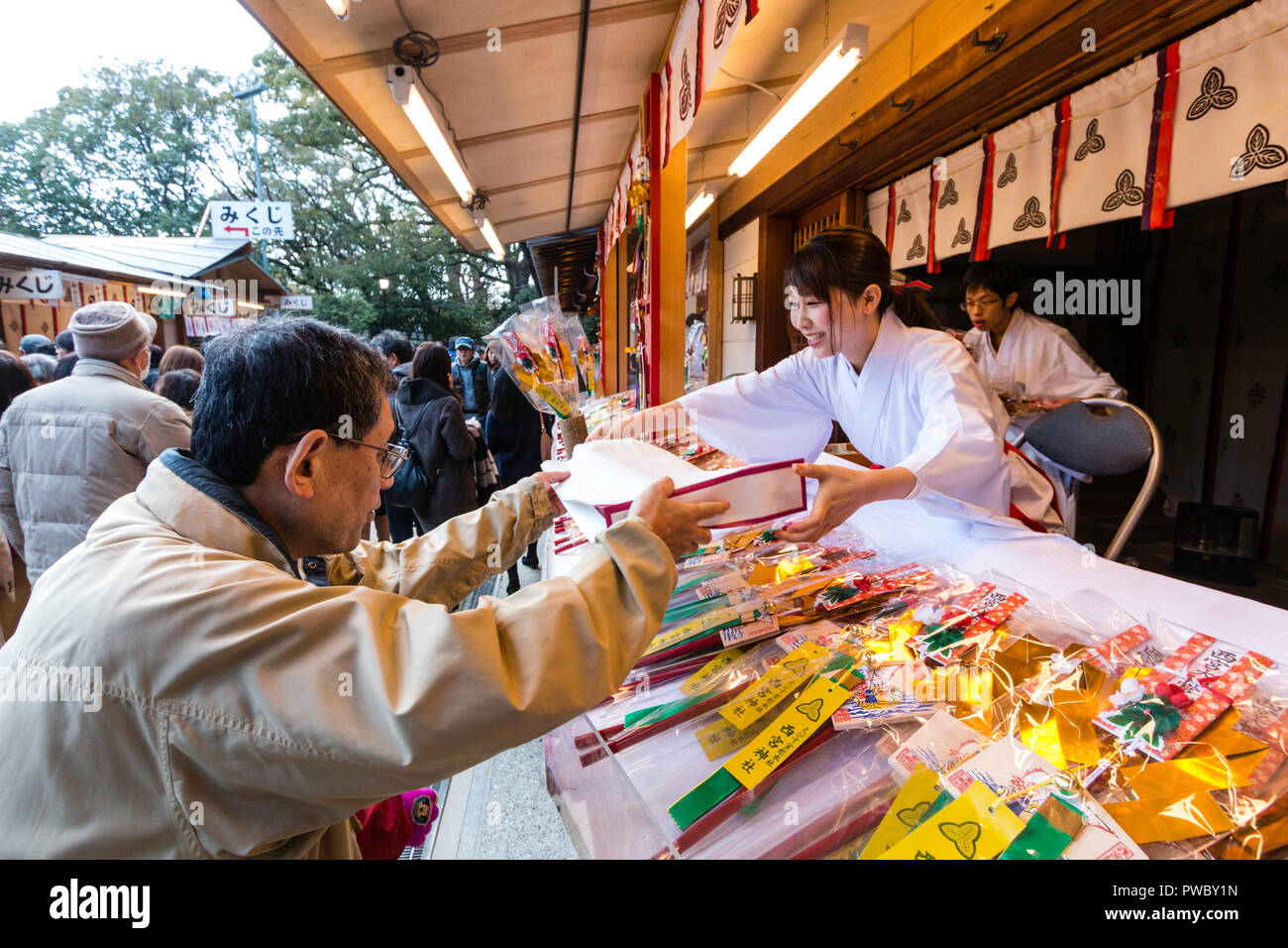 Nouvel An japonais, shogatsu. Les gens de l'office de compteur de culte choisissant omamori, porte-bonheur, à acheter au cours de leurs visi Hatsumode traditionnels Banque D'Images