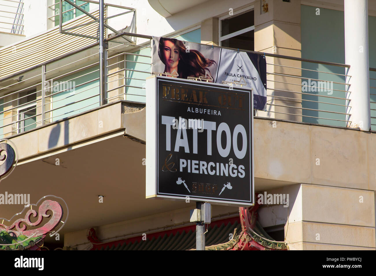 1 octobre 2018 signe la présentation en magasin pour un tatouage Coiffure et affiche toile publicité un salon de coiffure. Situé sur le Strip à Albuferia Portugal. Banque D'Images