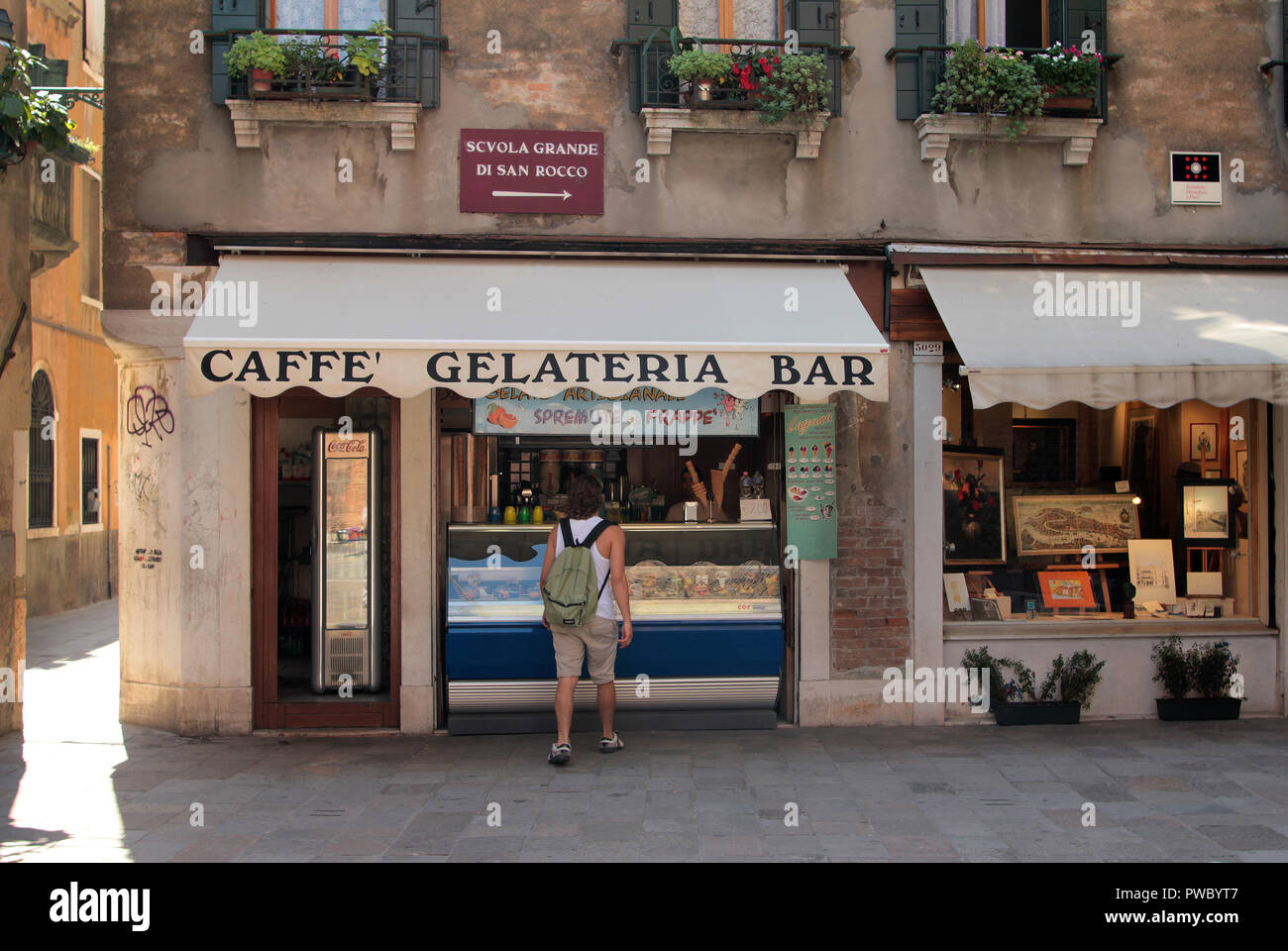 Un bar, un café et un bar laitier tous au même endroit dans la ville italienne de Venise. Banque D'Images