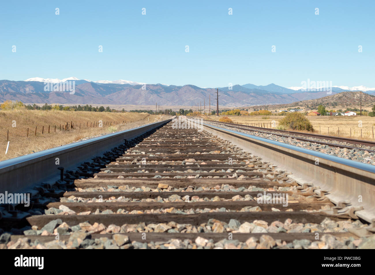 Low angle view of railroad track menant vers les Montagnes Rocheuses Banque D'Images
