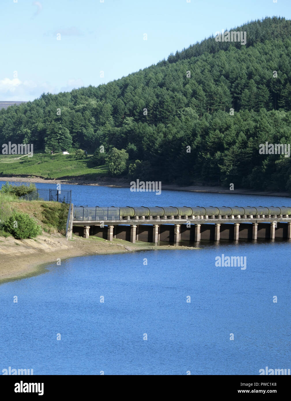 Les tuyaux d'eau à Ladybower Reservoir. L'espoir, la vallée de la Derwent, parc national de Peak District, Derbyshire, Angleterre, Royaume-Uni en Juin Banque D'Images