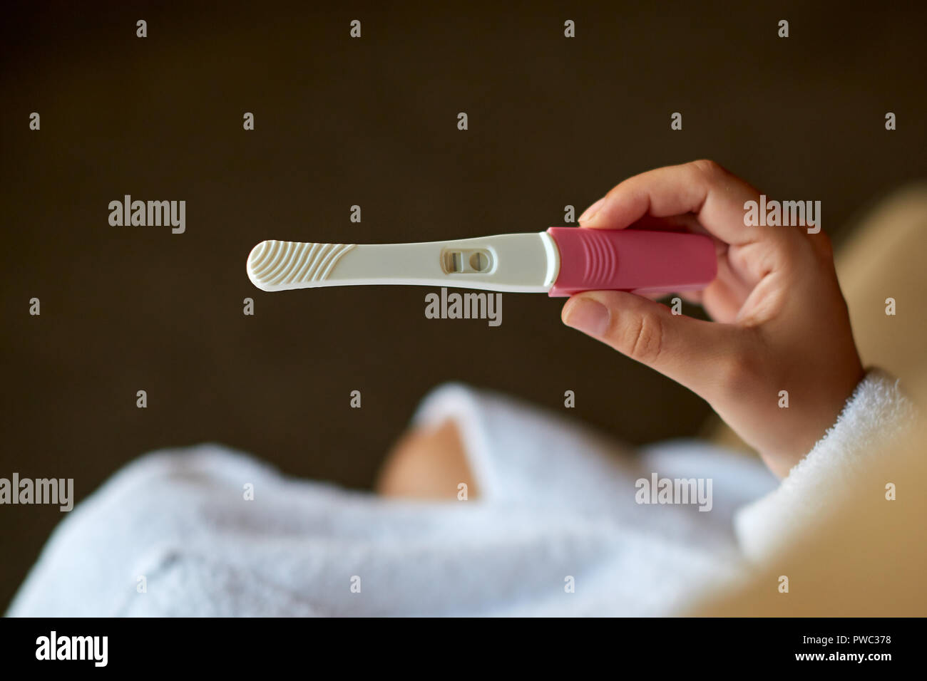 De gros plan femme noir avec test de grossesse dans une main Banque D'Images