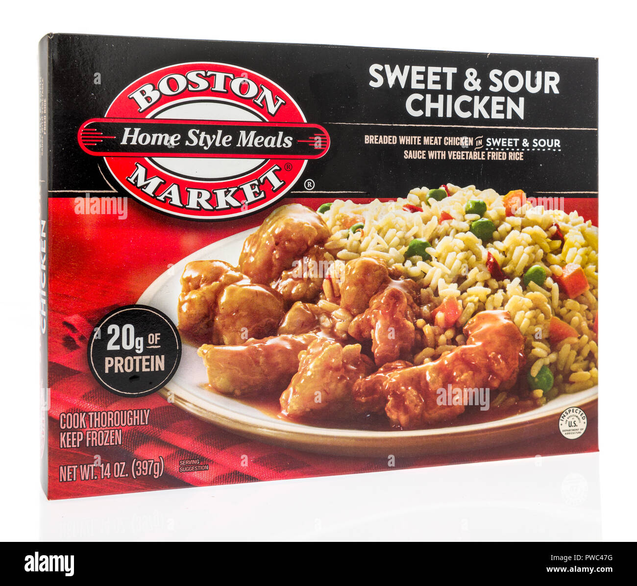 Winneconne, WI - 29 septembre 2018 : une boîte de Boston Market accueil repas de style en poulet aigre-doux sur un fond isolé Banque D'Images