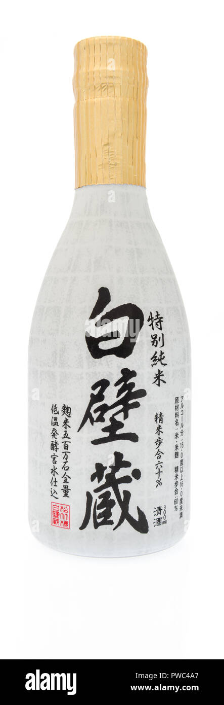 Winneconne, WI - 7 octobre 2018 : une bouteille de saké junmai Shirakabe Gura tokubetsu sur un fond isolé Banque D'Images