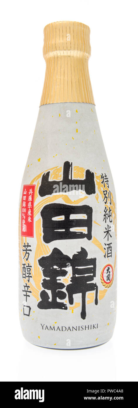 Winneconne, WI - 7 octobre 2018 : une bouteille de saké Tokubetsu junmai Yamadanishiki sur un fond isolé Banque D'Images