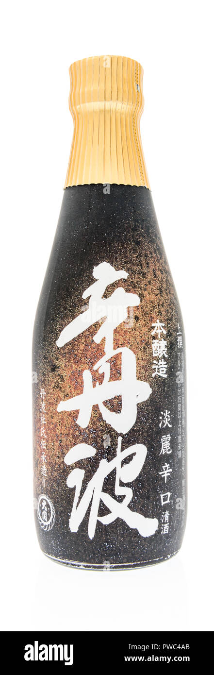 Winneconne, WI - 7 octobre 2018 : une bouteille de saké Ozeki Caratamba sur un fond isolé Banque D'Images