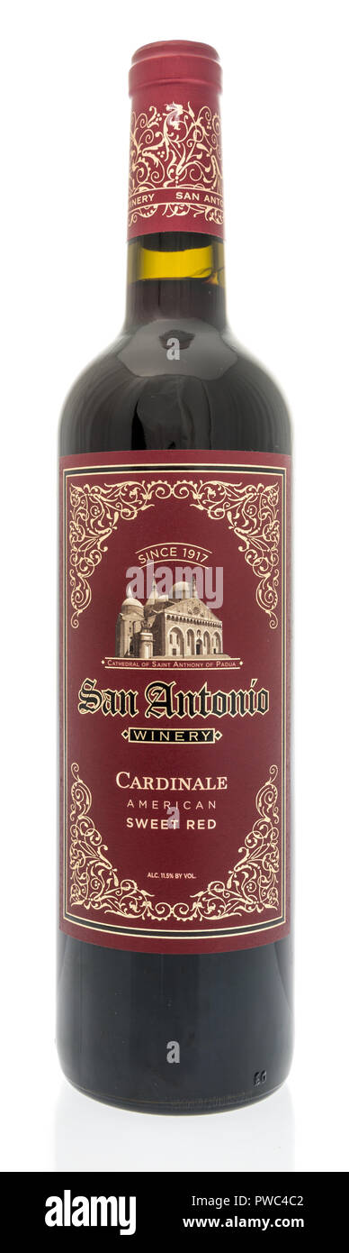 Winneconne, WI - 10 octobre 2018 : une bouteille de San Antonio cardinale American vin rouge doux sur un fond isolé Banque D'Images