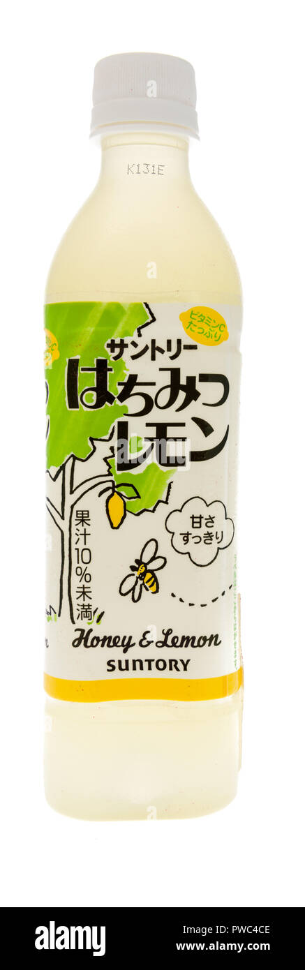 Winneconne, WI - 21 septembre 2018 : une bouteille de miel et citron Suntory soft drink du Japon sur un fond isolé Banque D'Images