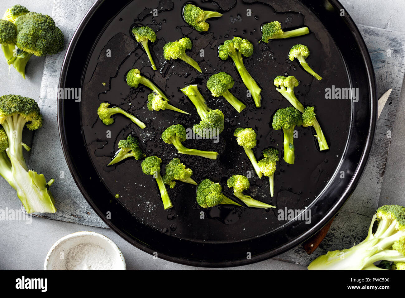 Préparation du chou brocoli. La cuisson des aliments sains concept top view Banque D'Images