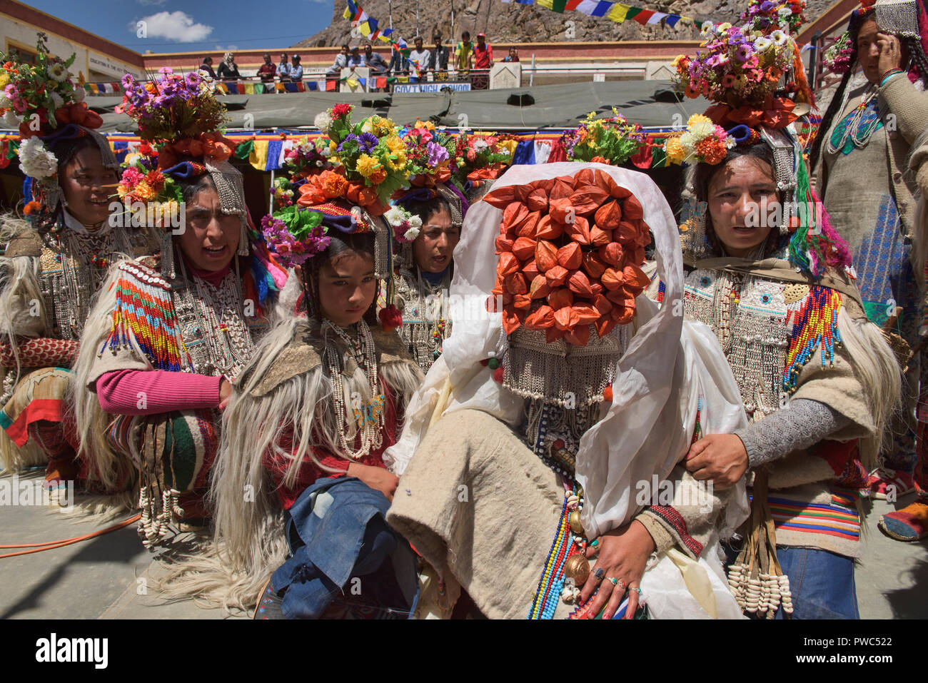 Aryan (Brogpa) promise au mariage traditionnel costume, Biama village, Ladakh, Inde Banque D'Images