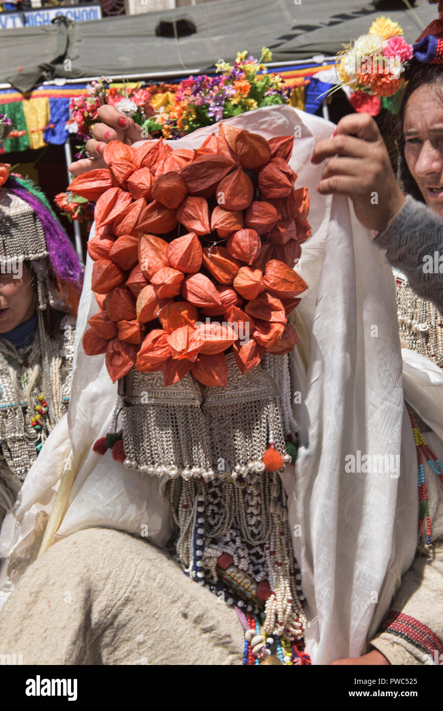 Aryan (Brogpa) promise au mariage traditionnel costume, Biama village, Ladakh, Inde Banque D'Images