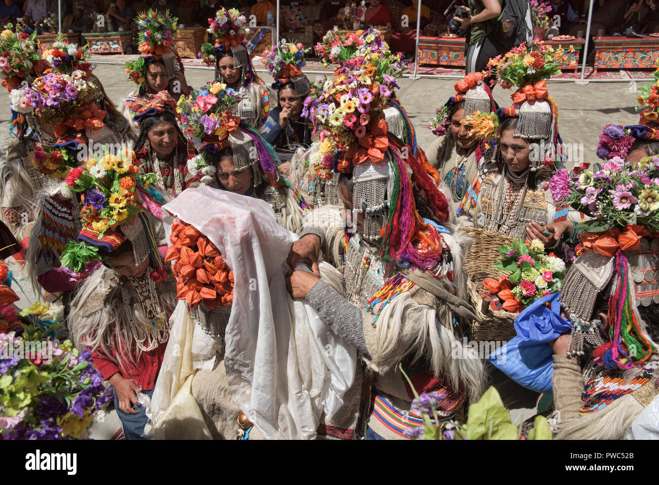Aryan (Brogpa) promise au mariage traditionnel costume, Biama village, Ladakh, Inde Banque D'Images