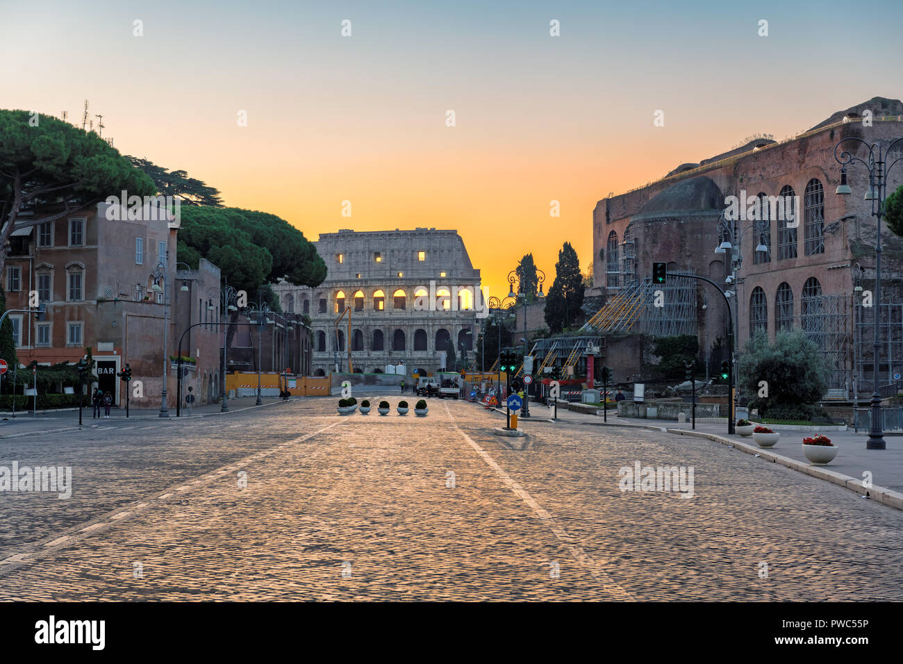Colisée à partir de la rue romaine au matin. Rome-Italy Banque D'Images