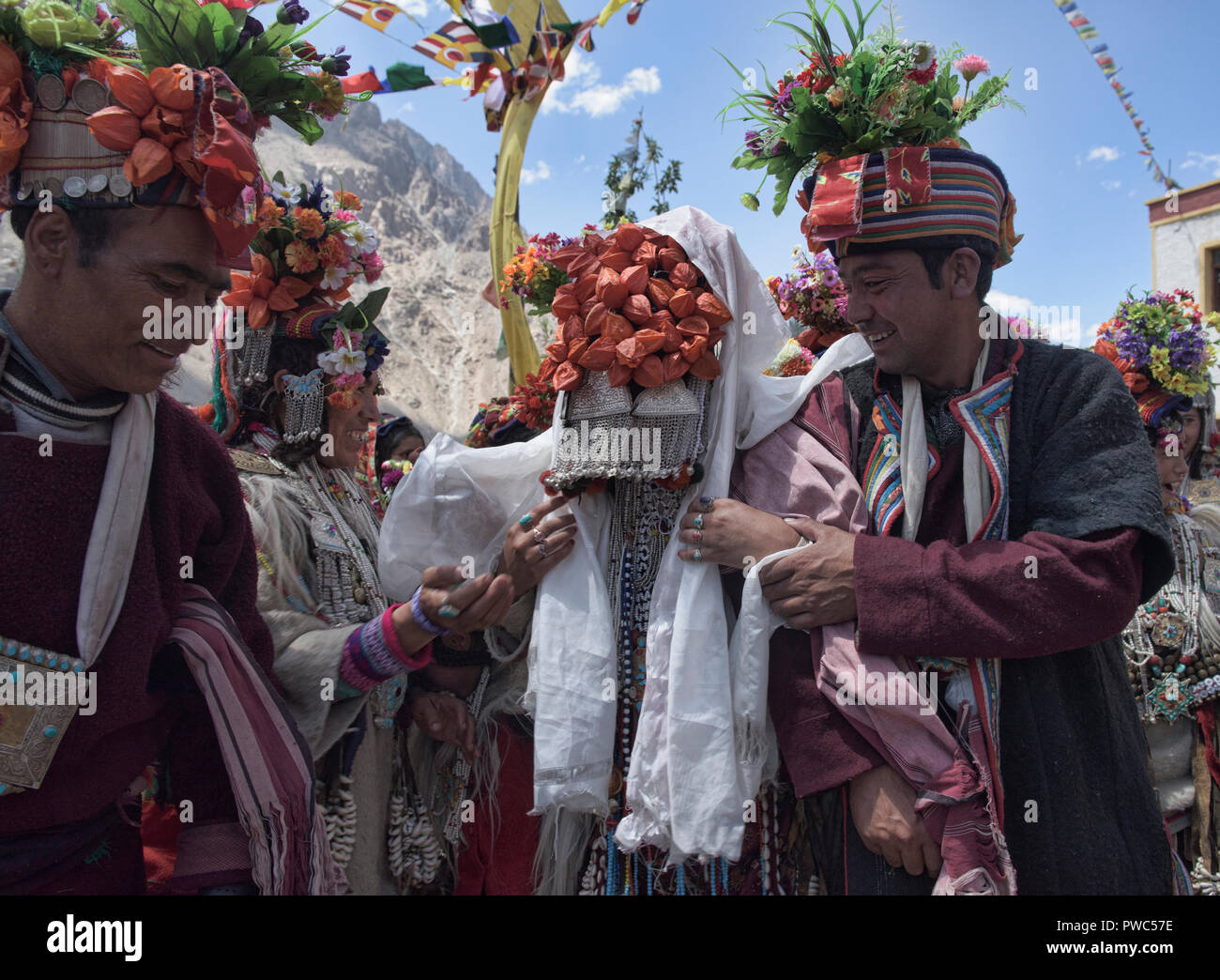 Aryan (Brogpa) mariée et le marié en costume de mariage traditionnel, Biama village, Ladakh, Inde Banque D'Images