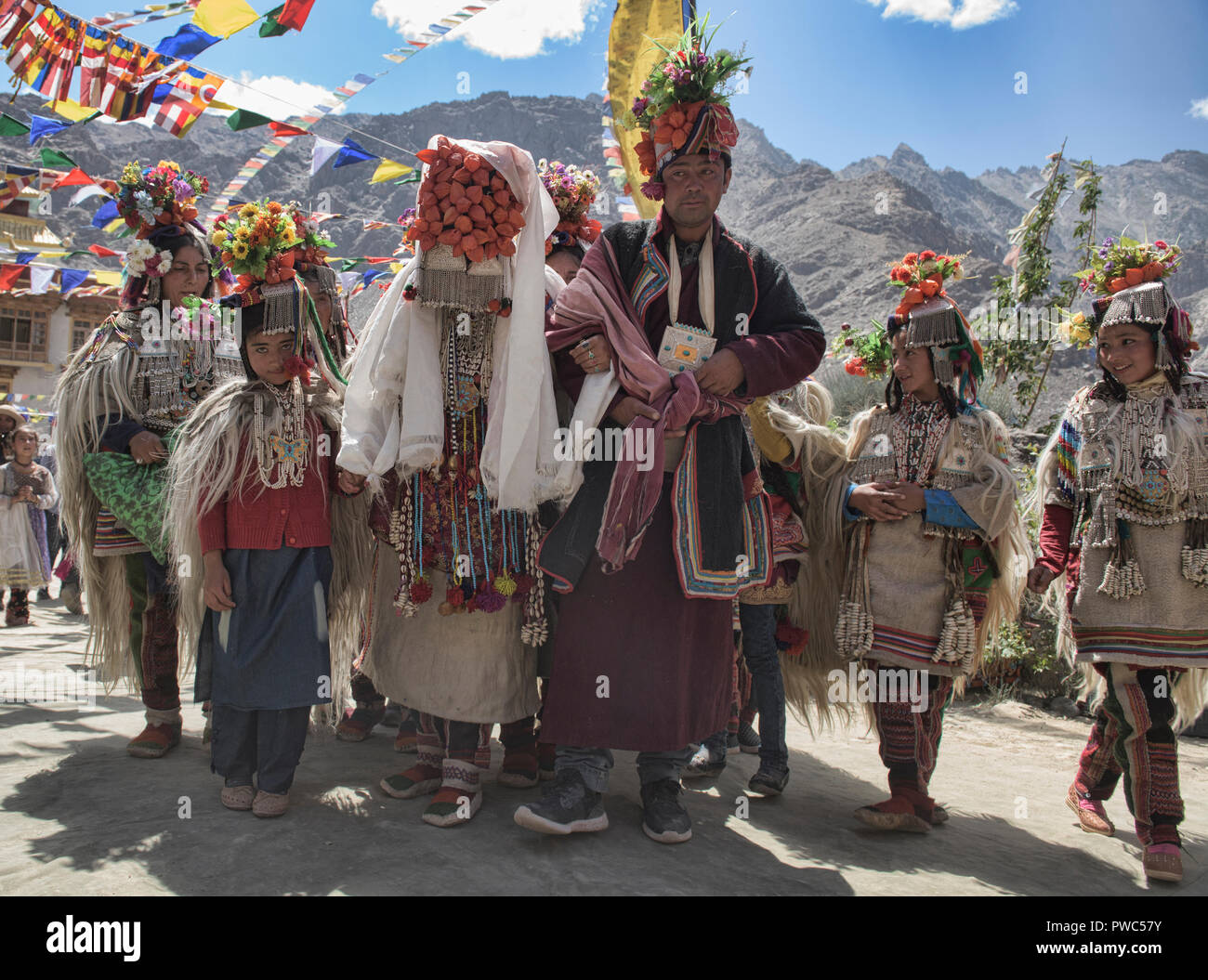 Aryan (Brogpa) mariée et le marié en costume de mariage traditionnel, Biama village, Ladakh, Inde Banque D'Images