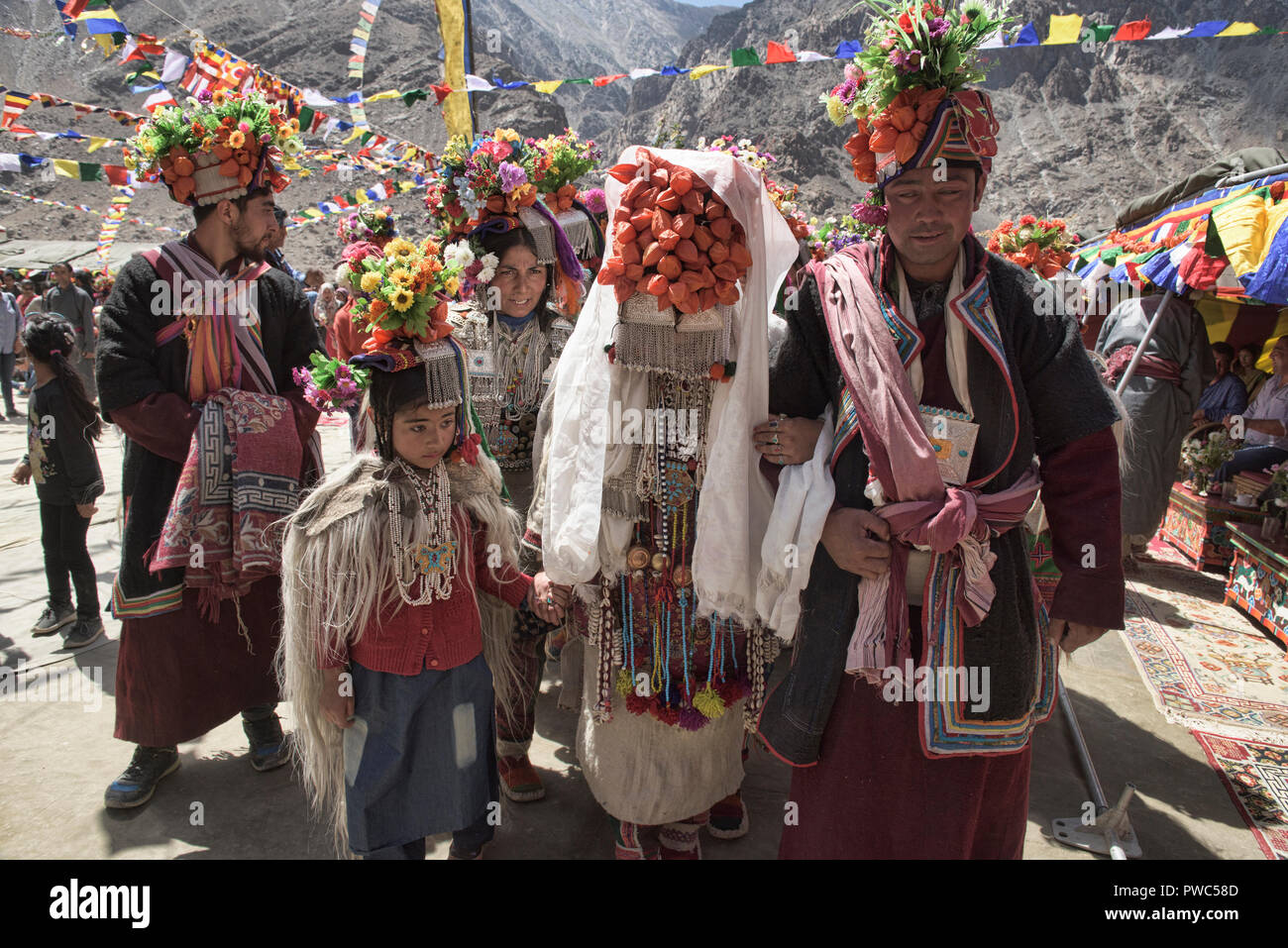 Aryan (Brogpa) mariée et le marié en costume de mariage traditionnel, Biama village, Ladakh, Inde Banque D'Images