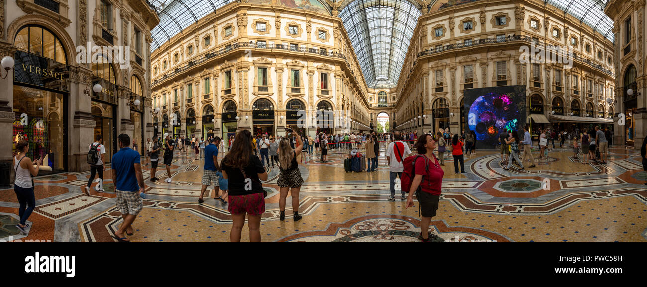 Vue panoramique à l'intérieur du centre commercial historique de Milan, Italie Banque D'Images