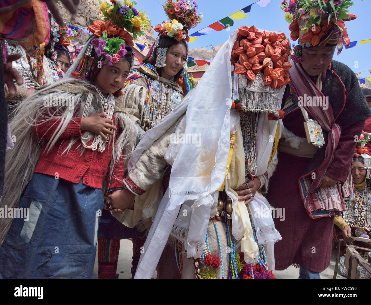 Aryan (Brogpa) mariée et le marié en costume de mariage traditionnel, Biama village, Ladakh, Inde Banque D'Images