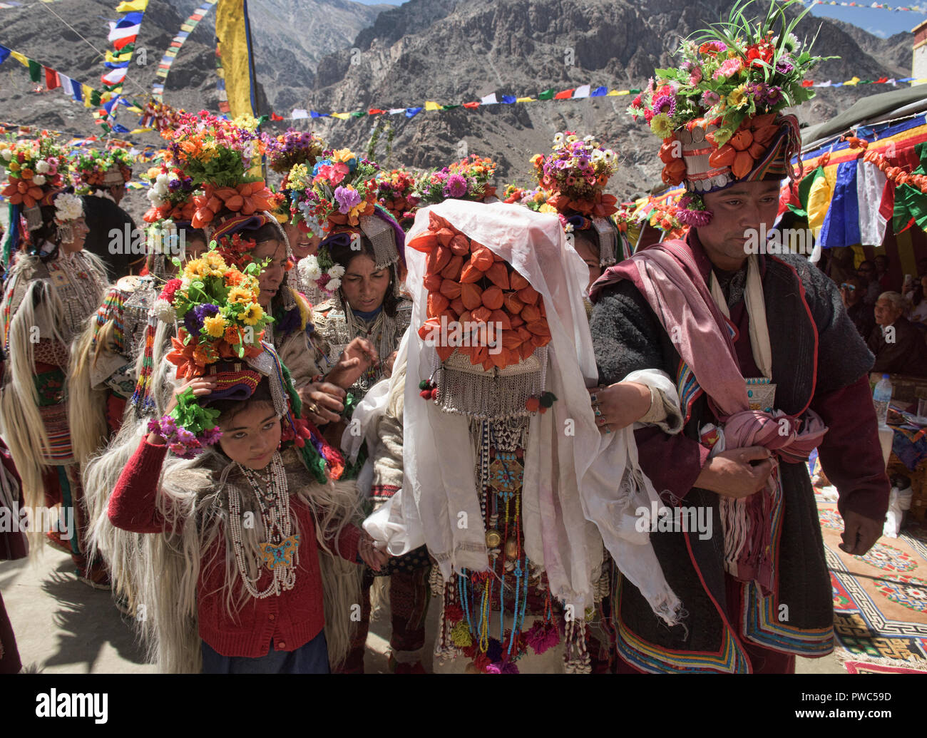 Aryan (Brogpa) mariée et le marié en costume de mariage traditionnel, Biama village, Ladakh, Inde Banque D'Images