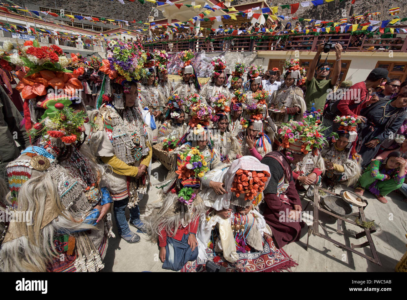 Aryan (Brogpa) mariée et le marié en costume de mariage traditionnel, Biama village, Ladakh, Inde Banque D'Images