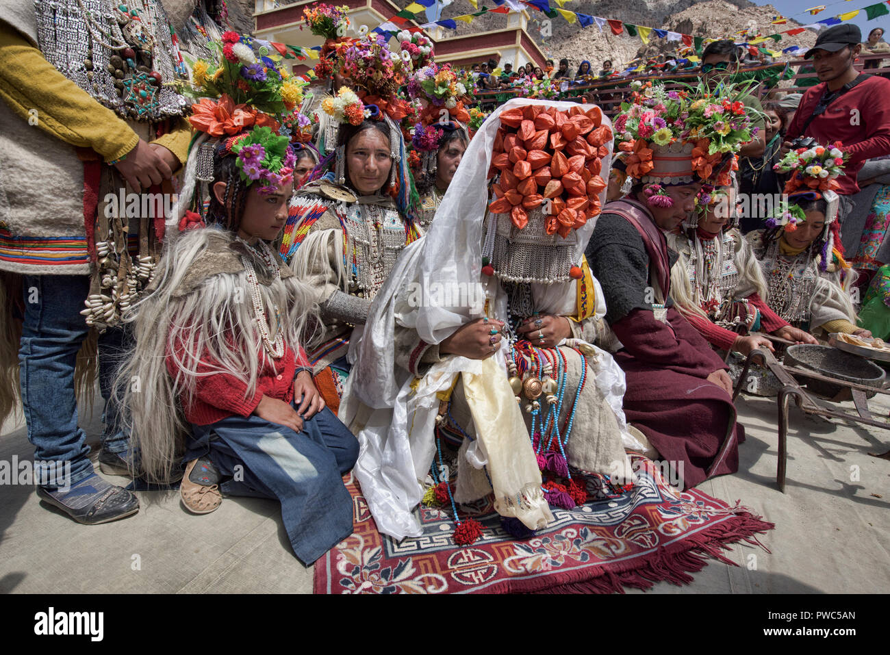 Aryan (Brogpa) mariée et le marié en costume de mariage traditionnel, Biama village, Ladakh, Inde Banque D'Images