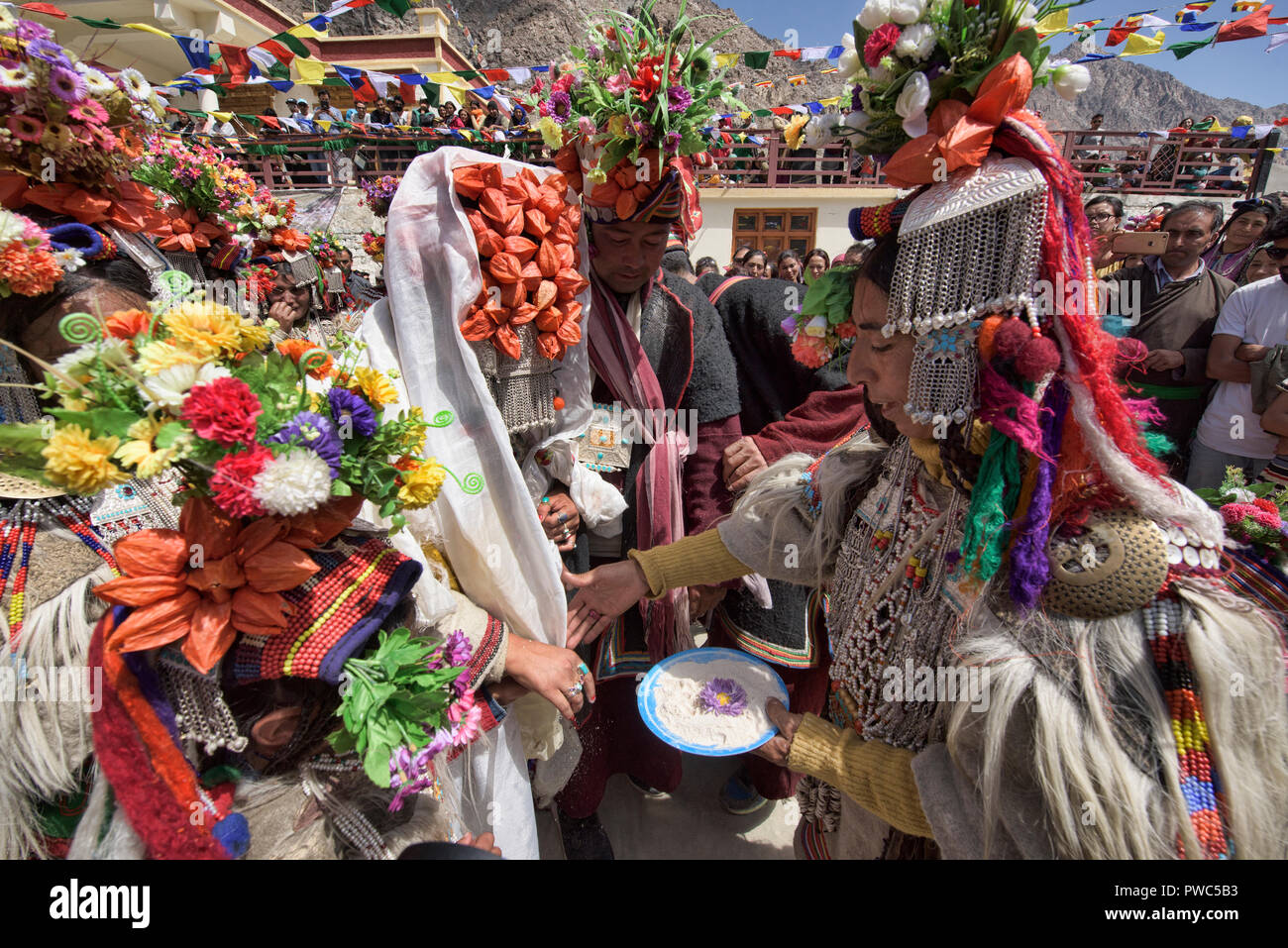Aryan (Brogpa) mariée et le marié en costume de mariage traditionnel, Biama village, Ladakh, Inde Banque D'Images